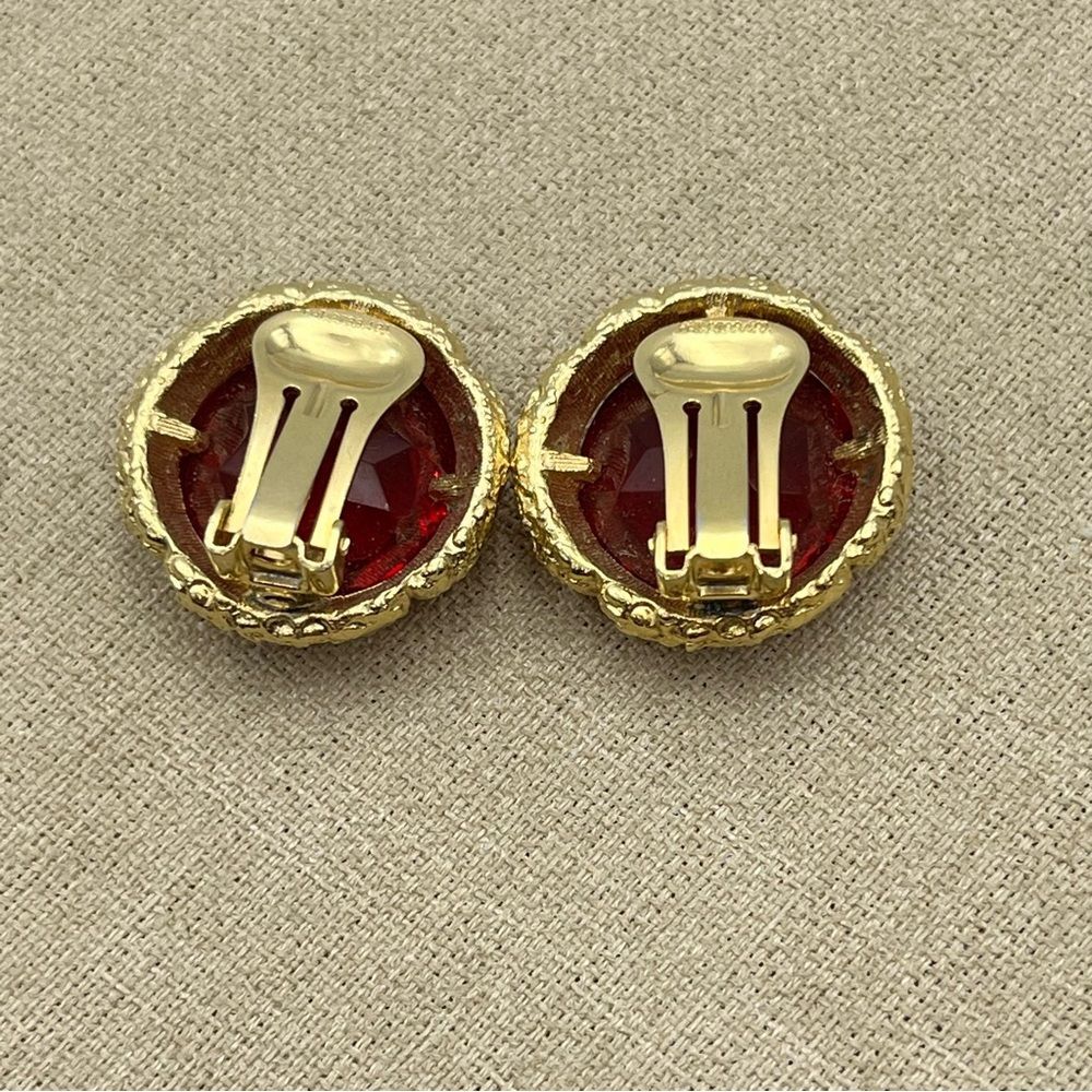 Vintage woman's Pat. Elegant Gold and Red large glass prong set clip on Earrings - Picture 10 of 12